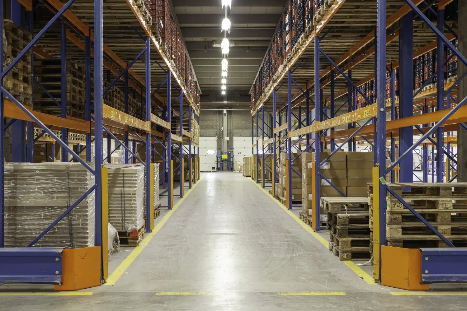 Racks para pallets: medidas, capacidad y criterios de seguridad 1 Racks para pallets en bodega industrial con estructura metálica Ingerack